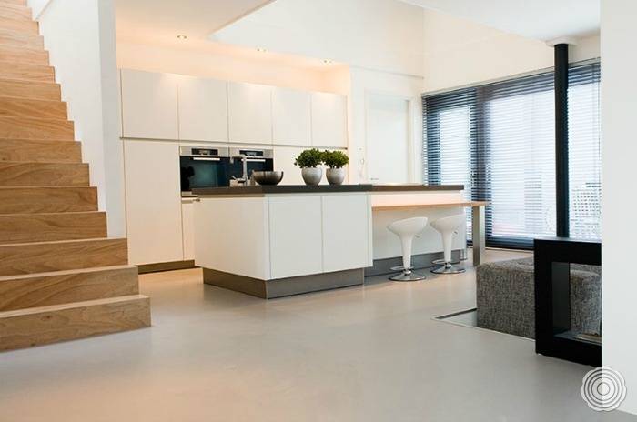 Energy-efficient underfloor heating for resin floors